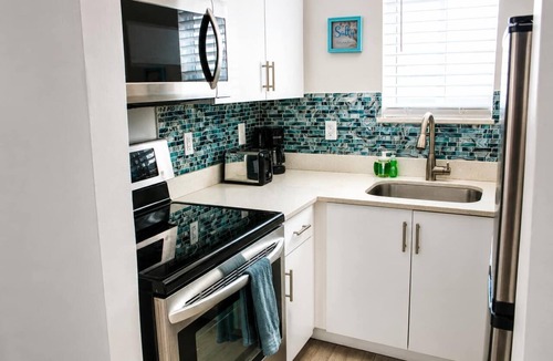 Hollywood South Central Beach Apartment | Sunny Beach Vibes 1BR + Essentials