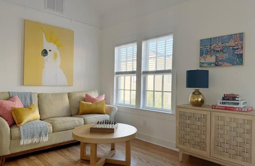 Dixon Park Apartment | Sunny & Playful Carriage House in Downtown Savannah Stay Here and Walk Everywhere
