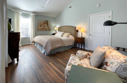 SouthPark House | Sunny Retreat in SouthPark – Spacious 2 BR 1Bath