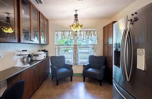 Temple Terrace House | Sunny Terrace Escape - Near USF & Busch Gardens