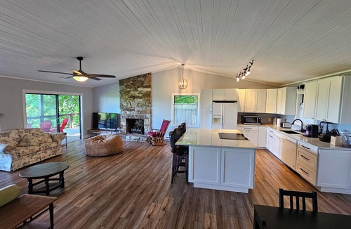 Hamburg Cabin | Sunrise Cabin near Cashiers with stunning mountain top views and hot tub!