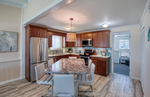 O'byrne House | Sunrise Cottage By the Sea | Pet-friendly Oceanfront Cottage with Stunning Views