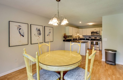 Salem Condo | Sunroom & Deck! Golf Retreat in Keowee Key