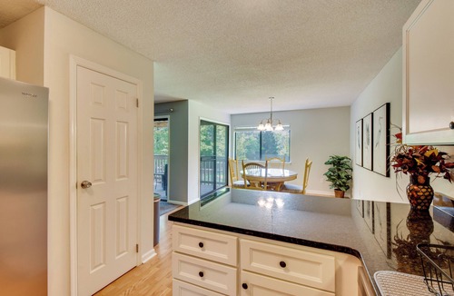 Salem Condo | Sunroom & Deck! Golf Retreat in Keowee Key