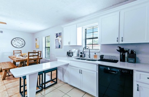 BallenIsles House | Sunset Oasis ☆ Relaxing Vacation Home with Jacuzzi ☆ Near Beaches
