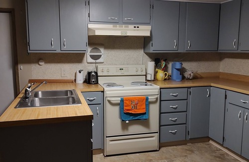 Betmar Acres House | Sunset Shack! Cozy 2-bedroom in beautiful Zephyrhills -near the best of Florida!