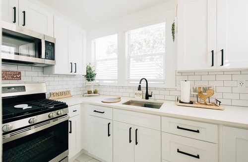 Historic Uptown Apartment | Sunshine and Palms - 1BR Tropical Retreat in Downtown Saint Petersburg