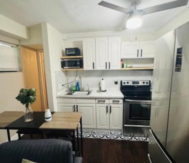 South Middle River Apartment | Sunshine Escape l Pool, Near Beach & Cruise Port