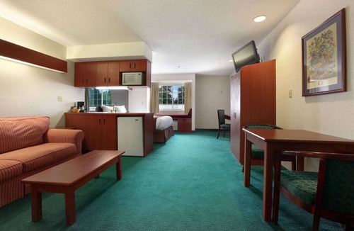 Seven Oaks Hotel | Super 8 by Wyndham Harbison/Parkridge Hospital