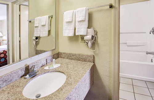 Walterboro - St. George Hotel | Super 8 by Wyndham Walterboro