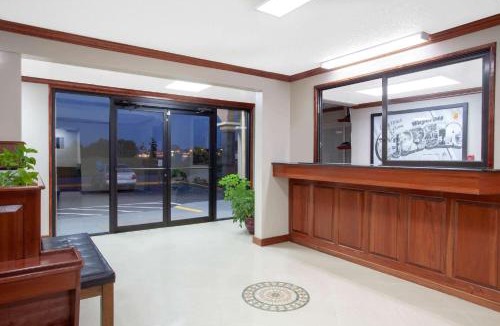 Waycross Hotel | Super 8 by Wyndham Waycross GA
