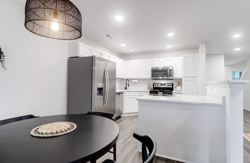 Charleston House | Super cute townhome close to all the best Charleston has to offer!