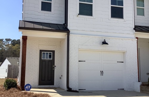 Auburn House | Superb 2-bedroom townhome Modern, Spacious and Charming in Auburn!