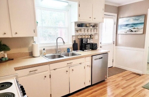 Wilmington House | Sweet Escape is 3 miles to Wrightsville Beach & 8 miles to Downtown Riverfront~