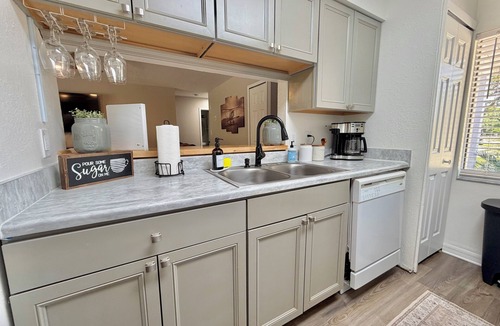 Sanford House | Sweet Gum Cottage · 3BR 10 Min to Boombah · Sleeps 6 · Dog-Friendly