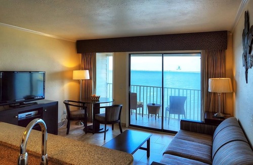 Rocky Point Hotel | Tampa Bay Waterfront Escape with Heated Pool, Beach Volleyball & Dining