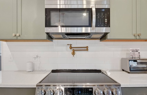 Springfield House | Terrific 4-bedroom bungalow with AC in charming Springfield