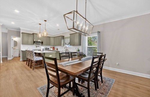 Springfield House | Terrific 4-bedroom bungalow with AC in charming Springfield