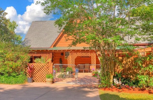 Lake Helen Apartment | The Antique Room on Cabin on the Lake