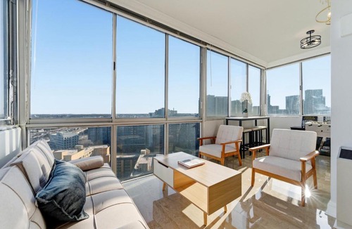 Downtown Atlanta Hotel | The ATL Sky Suite High-Floor 3BR Downtown Penthouse Stunning City Views