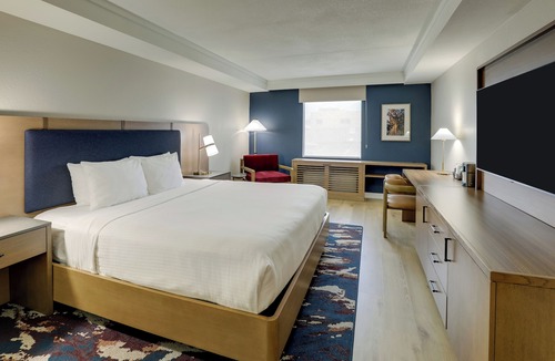 Quincy Hotel | The Atrium Hotel on Third