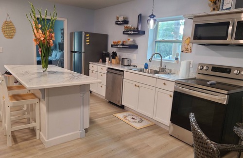 Cross Apartment | The Beehive is 19 miles from I-95, 16 miles from I-26. Fishing, hunting & more.