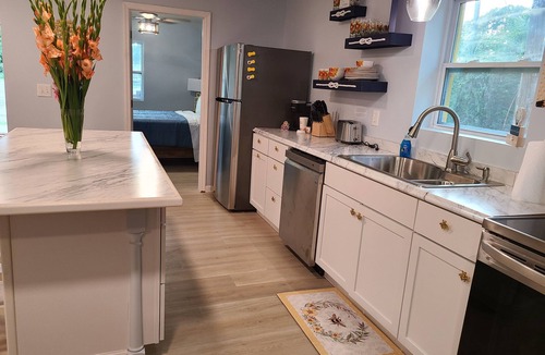 Cross Apartment | The Beehive is 19 miles from I-95, 16 miles from I-26. Fishing, hunting & more.