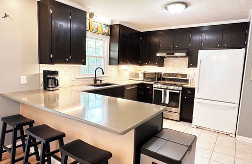 Raleigh House | The Blue House- 4BR & 3BA Retreat 10 mins to Downtown Raleigh