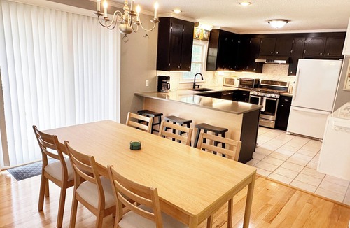 Raleigh House | The Blue House- 4BR & 3BA Retreat 10 mins to Downtown Raleigh