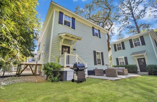 Olde Town House | The Bluffton Village Home - 5 BR in Old Town w Carriage Home