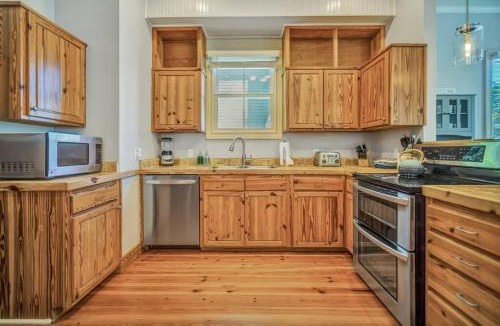 Olde Town House | The Bluffton Village Home - 5 BR in Old Town w Carriage Home