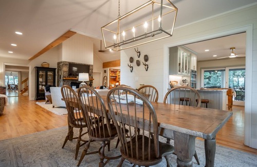 Highlands House | The Bodhi: Spacious 5-bedroom retreat in Highlands with wooded mountain views.