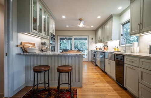 Highlands House | The Bodhi: Spacious 5-bedroom retreat in Highlands with wooded mountain views.