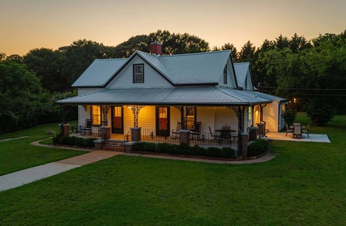 Athens Cottage | The Bulldog Farmhouse - 100+ Year old Home