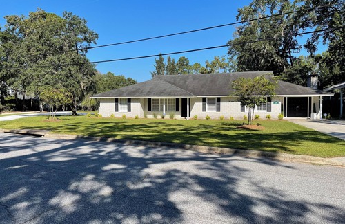 Isle of Hope Historic District House | The Cardinal House 1A. In a Stunning area, see the deer pass by!