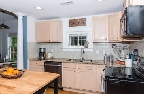 University Park House | The City Cottage, pet friendly, walk to shops, food & NCSU