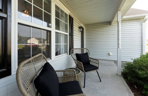 Murraysville House | The Coastal Experience w/King Beds, Garage & More! 10 mins to Wrightsville