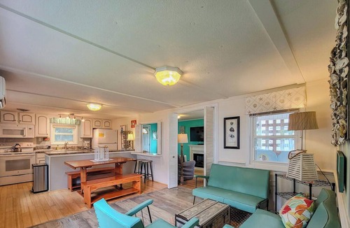 Surf City House | The Cottage - 2 BR Beach Bungalow near Nightlife!