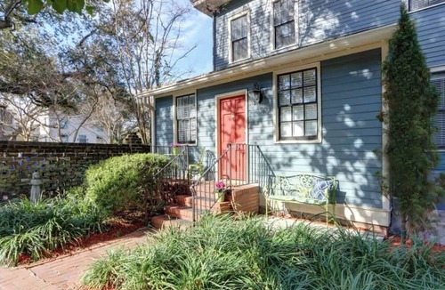 Hitch Village - Fred Wessels Homes Apartment | The Cottage @ Trustees' Garden | Walk To River!