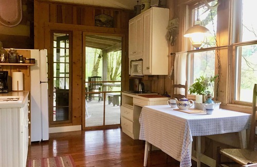 Irvine Cabin | The Cozy Cabin – Historic B&B Chestnut Log – Breakfast Included – Award-Winning