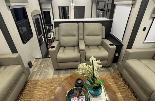 Hahira RV Rental | The Cozy Camper. Peaceful 1-bedroom campground with AC in charming Hahira