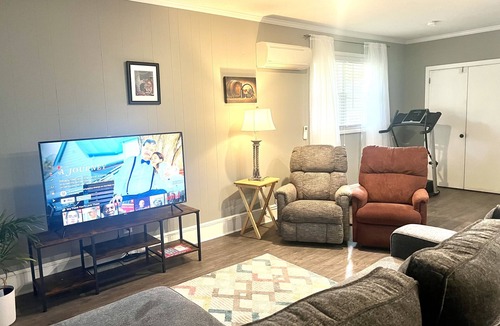 Green Acres Apartment | The Cozy Place - Family and Pet friendly. Only 5 minutes away from UGA!