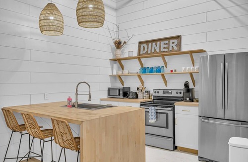 Athens Apartment | The Dawg Walk Downtown