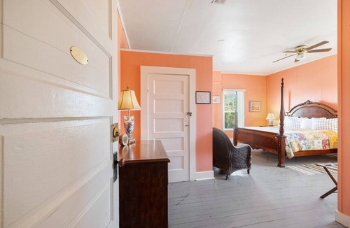 Cedar Key Hotel | The Downtown Historic Island Hotel