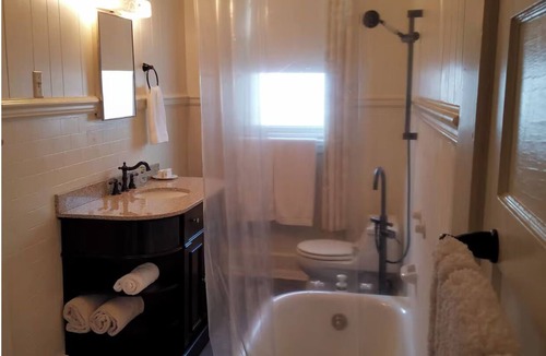 Henderson Bed & Breakfast | The Eleanor on Belle - Suite 1