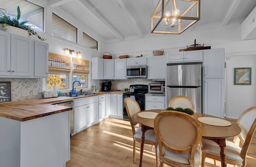 Inlet Harbour House | The Ellington Beach House - Creek front in Garden City Beach