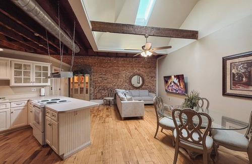 Abbeville Apartment | The Esquire - King Suite on Abbeville's Historic Square
