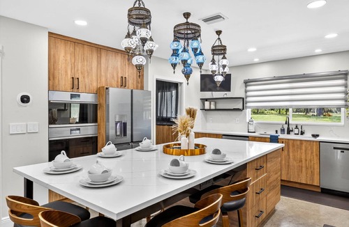 Temple Terrace House | The Fairway Estate | Sleeps 20 | 8BR w/Pool & Spa
