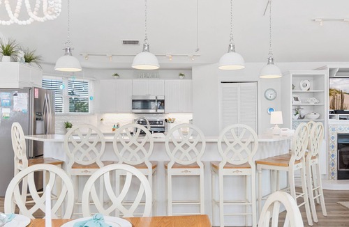 The Point House | The Finnish Line: On The Point! Walk to Beach, Perfect Family Retreat
