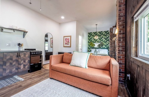 Sanford Apartment | The Florida Room Studio Near HCA Hospital · Full Kitchen · Pet Friendly